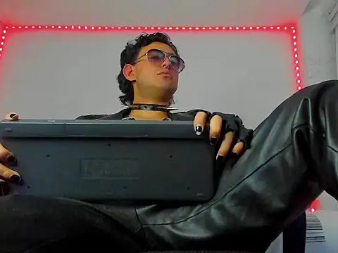 Snapshot of Alexxx_savage chatting on 09.21.25 Alexxx savage online show from 09.21.25