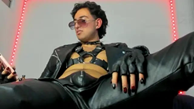 Snapshot of Alexxx_savage chatting on 11.05.25 Alexxx savage online show from 11.05.25