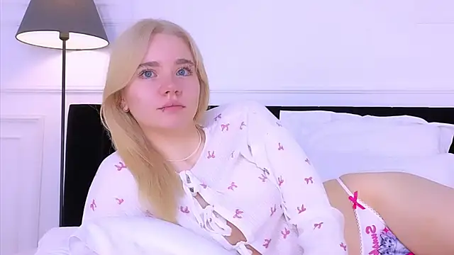 Snapshot of ANNABELLE_LU chatting on 10.18.25 ANNABELLE LU online show from 10.18.25