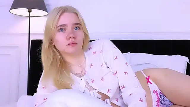 Snapshot of ANNABELLE_LU chatting on 10.22.25 ANNABELLE LU online show from 10.22.25