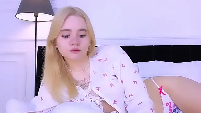 Snapshot of ANNABELLE_LU chatting on 10.23.25 ANNABELLE LU online show from 10.23.25