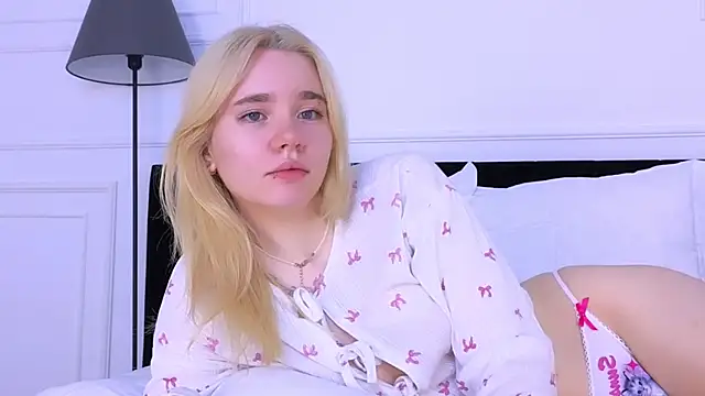 Snapshot of ANNABELLE_LU chatting on 10.29.25 ANNABELLE LU online show from 10.29.25