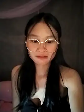 Snapshot of saronla_03 chatting on 10.28.25 saronla 03 online show from 10.28.25