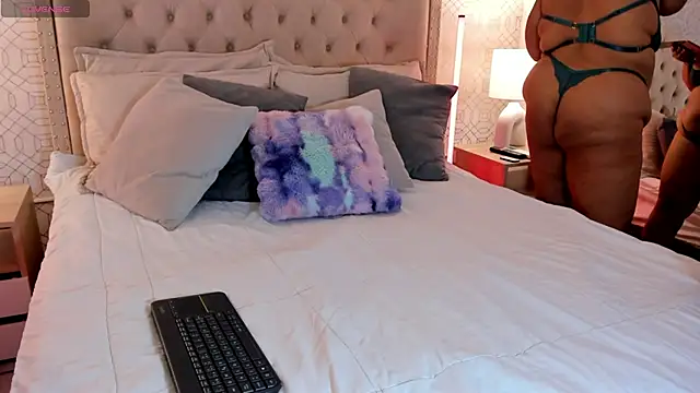 Snapshot of BellaNixs chatting on 11.07.25 BellaNixs online show from 11.07.25