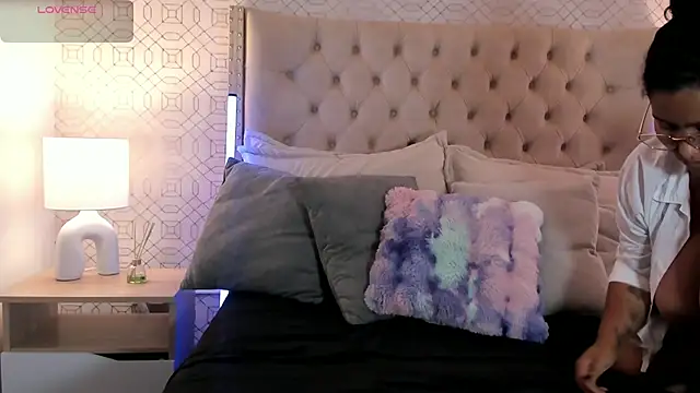 Snapshot of BellaNixs chatting on 11.16.25 BellaNixs online show from 11.16.25