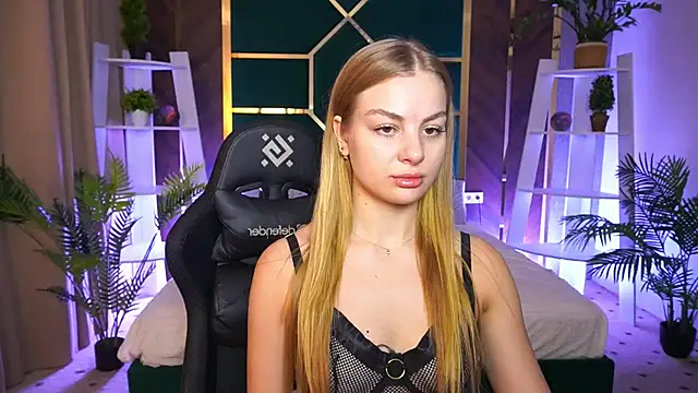 Snapshot of AngyyEyess chatting on 10.31.25 AngyyEyess online show from 10.31.25