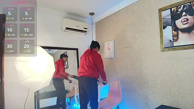 Snapshot of Miladiosa chatting on 10.25.25 Miladiosa online show from 10.25.25