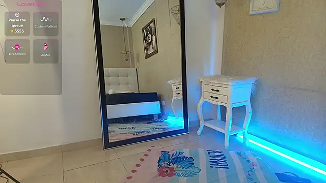 Snapshot of Miladiosa chatting on 10.26.25 Miladiosa online show from 10.26.25