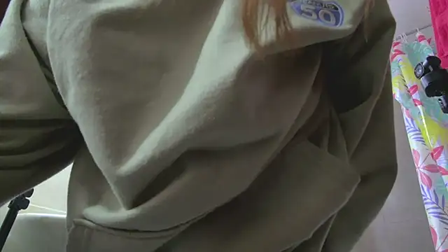 Snapshot of lunnaa_ chatting on 12.20.25 lunnaa online show from 12.20.25