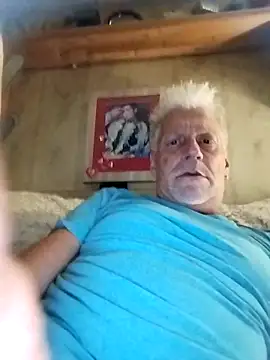 Snapshot of fischnet chatting on 10.21.25 fischnet online show from 10.21.25