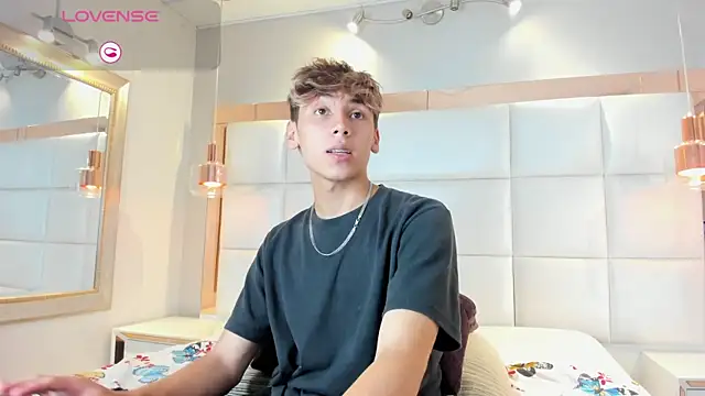 Snapshot of Twinkie_Hung chatting on 09.20.25 Twinkie Hung online show from 09.20.25