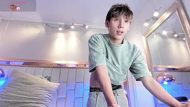 Twinkie Hung online show from 11.27.25