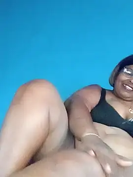 Snapshot of mileesha chatting on 10.29.25 mileesha online show from 10.29.25