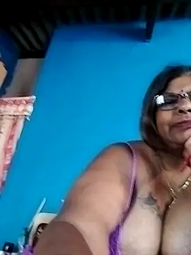 Snapshot of mileesha chatting on 10.30.25 mileesha online show from 10.30.25