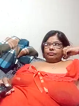 Snapshot of mileesha chatting on 11.19.25 mileesha online show from 11.19.25