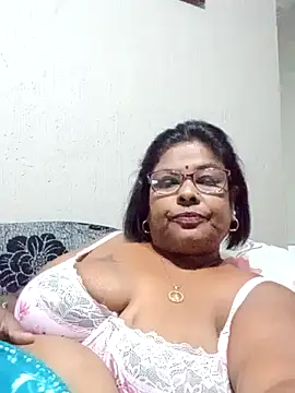 Snapshot of mileesha chatting on 12.13.25 mileesha online show from 12.13.25