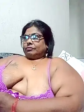 Snapshot of mileesha chatting on 12.14.25 mileesha online show from 12.14.25