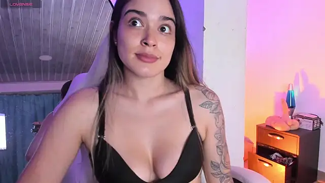 Snapshot of MiaVillalobos chatting on 05.27.26 MiaVillalobos online show from 05.27.26