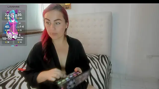 Roxannelorence  online show from 10.28.25