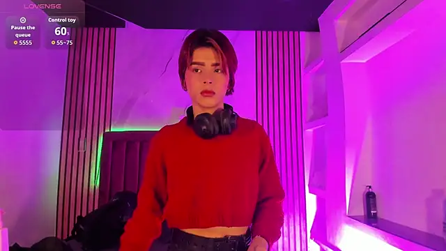 Snapshot of DannysaStar chatting on 09.17.25 DannysaStar online show from 09.17.25