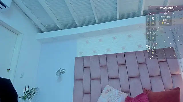 aishathornee online show from 09.18.25