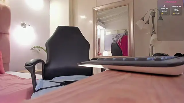 aishathornee online show from 10.22.25