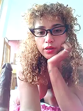 Snapshot of Vikyvoyeur chatting on 11.17.25 Vikyvoyeur online show from 11.17.25