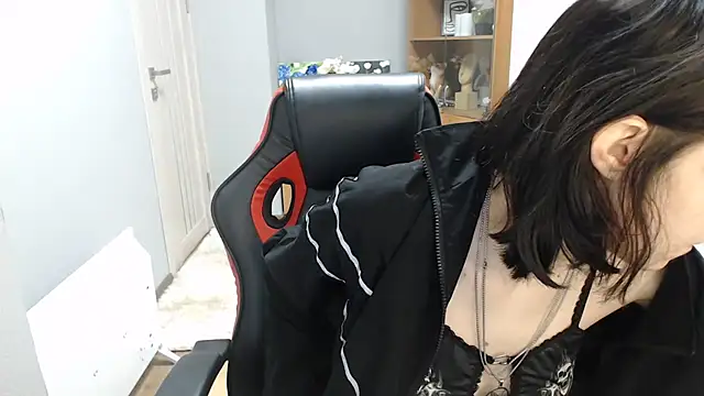 TinaQuiin online show from 11.24.25