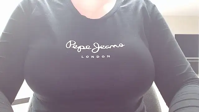 Snapshot of Esmee-Xxx chatting on 10.29.25 Esmee-Xxx online show from 10.29.25