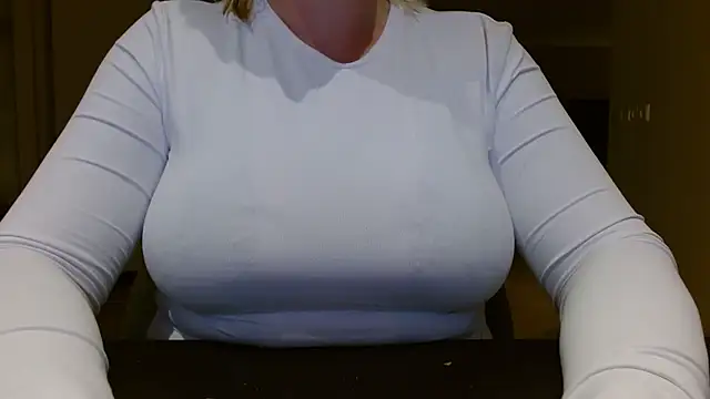 Snapshot of Esmee-Xxx chatting on 11.16.25 Esmee-Xxx online show from 11.16.25