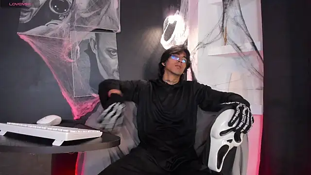 Snapshot of jett_savage chatting on 10.21.25 jett savage online show from 10.21.25