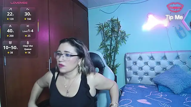 Snapshot of noelia_milf19 chatting on 06.11.26 noelia milf19 online show from 06.11.26