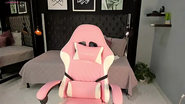 Snapshot of kitty_collins_ chatting on 09.16.25 kitty collins online show from 09.16.25