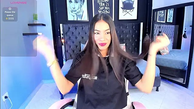 Snapshot of kitty_collins_ chatting on 10.05.25 kitty collins online show from 10.05.25