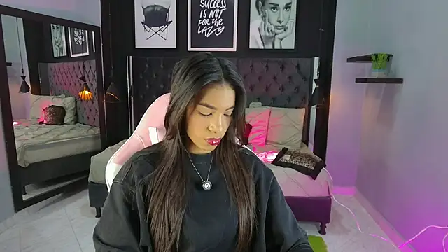 Snapshot of kitty_collins_ chatting on 10.28.25 kitty collins online show from 10.28.25