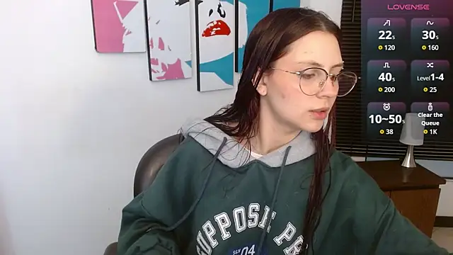 Snapshot of AlanaGarcia19 chatting on 10.01.25 AlanaGarcia19 online show from 10.01.25