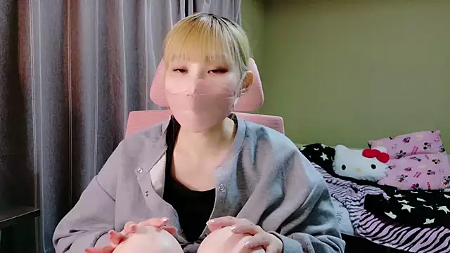 Snapshot of miyu0002 chatting on 10.16.25 miyu0002 online show from 10.16.25