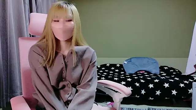 Snapshot of miyu0002 chatting on 11.04.25 miyu0002 online show from 11.04.25