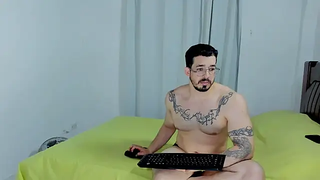 Snapshot of Hunter_Hoott chatting on 12.18.25 Hunter Hoott online show from 12.18.25