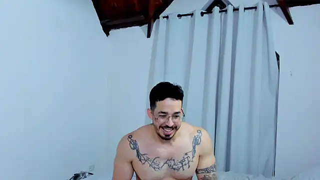 Snapshot of Hunter_Hoott chatting on 12.23.25 Hunter Hoott online show from 12.23.25