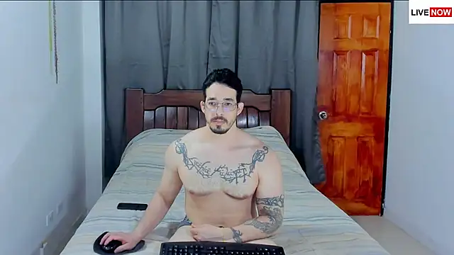 Snapshot of Hunter_Hoott chatting on 03.27.26 Hunter Hoott online show from 03.27.26