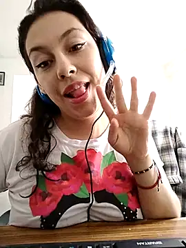 Snapshot of AlanaDesire chatting on 09.14.25 AlanaDesire online show from 09.14.25