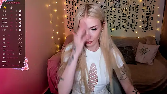 AnyaTaylor  online show from 11.14.25