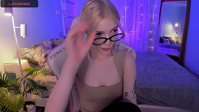 AnyaTaylor  online show from 04.19.26