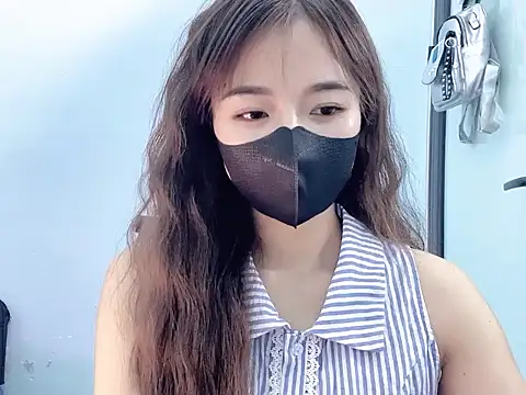 Snapshot of Tinaa-22 chatting on 09.11.25 Tinaa-22 online show from 09.11.25