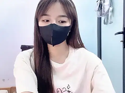 Snapshot of Tinaa-22 chatting on 09.22.25 Tinaa-22 online show from 09.22.25