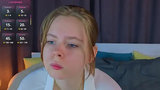 Snapshot of JulietteRain chatting on 11.03.25 JulietteRain online show from 11.03.25