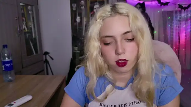 Snapshot of Natalia_novna chatting on 10.15.25 Natalia novna online show from 10.15.25