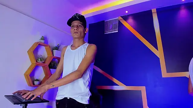 Snapshot of imperial_boys chatting on 09.23.25 imperial boys online show from 09.23.25