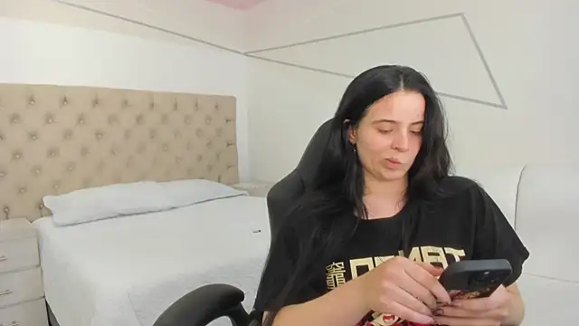 Snapshot of ChannelWhite_ chatting on 09.29.25 ChannelWhite online show from 09.29.25